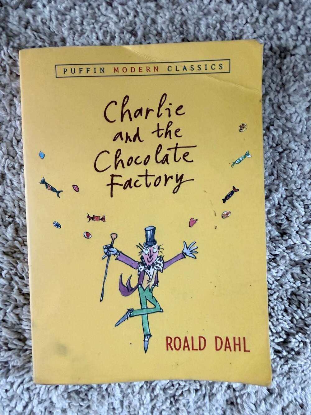 Charlie and the Chocolate Factory by Roald Dahl (Puffin Modern Classics)